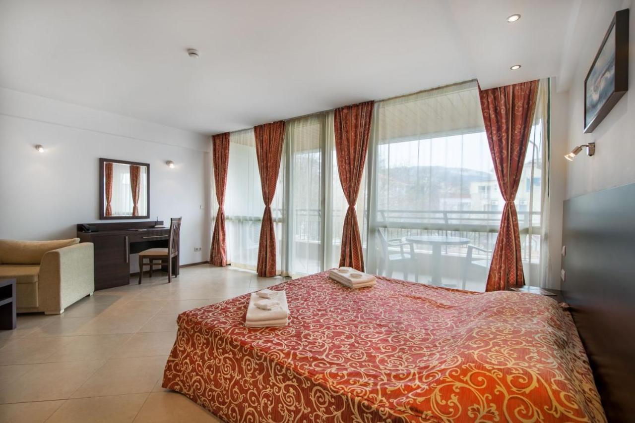 Spacious Studio With Balcony & Pool By The Marina Baltjik Exteriör bild